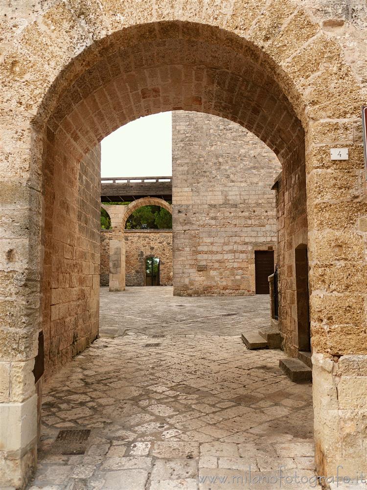 Nociglia (Lecce) - Accesso al cortile del palazzo baronale